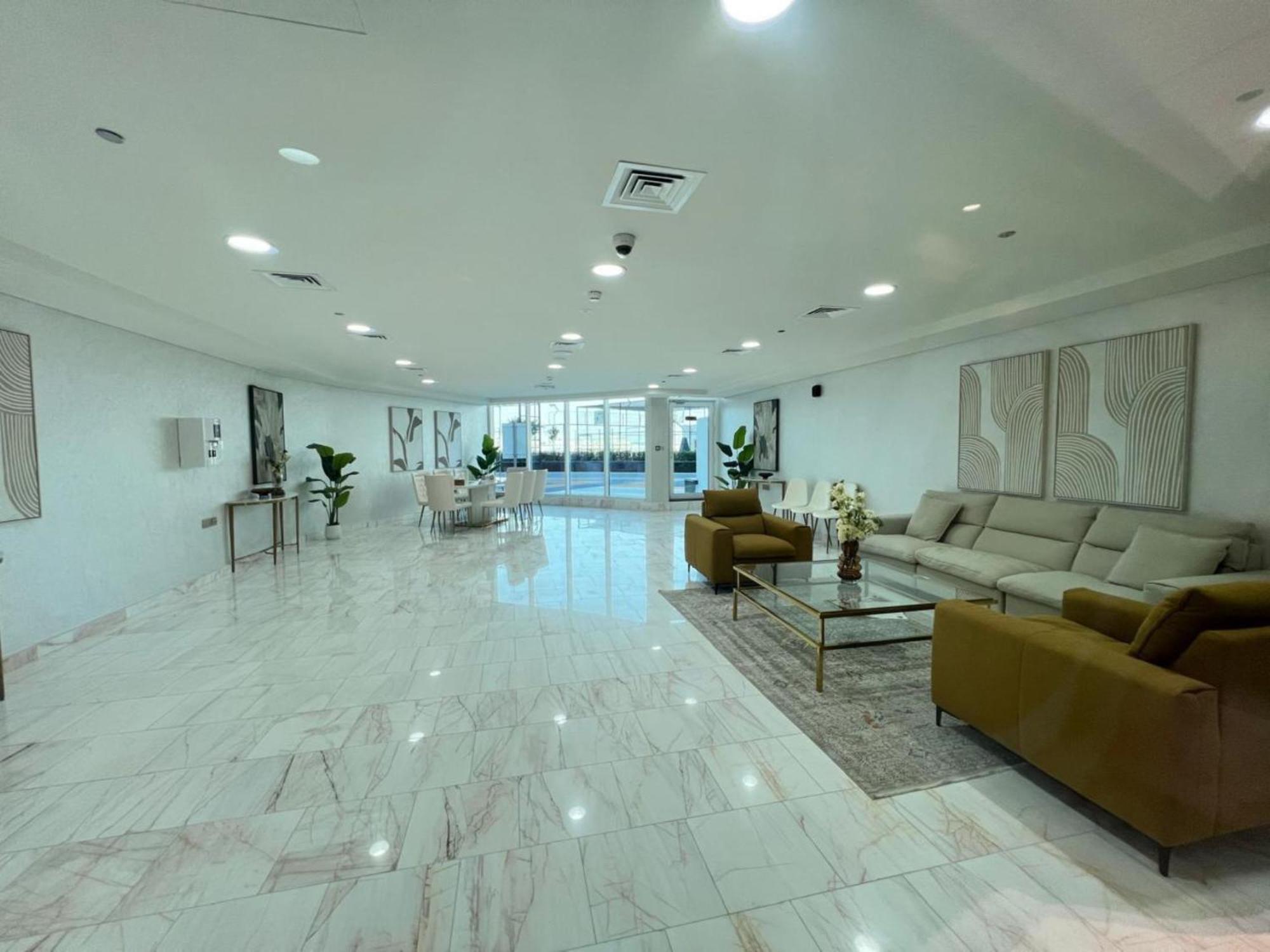 Comfy And Spacious 2br W Study In Gemz-5 Apartment